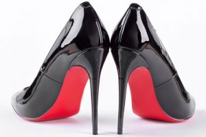 Las suelas rojas de los zapatos Louboutin no pueden registrarse como marca.